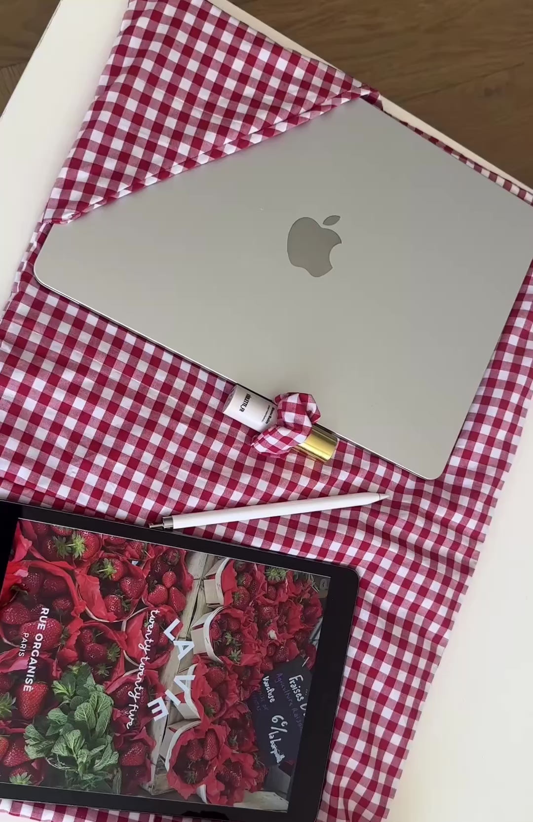 Load video: La Pochette – Red Gingham iPad, Laptop &amp; Document Folio